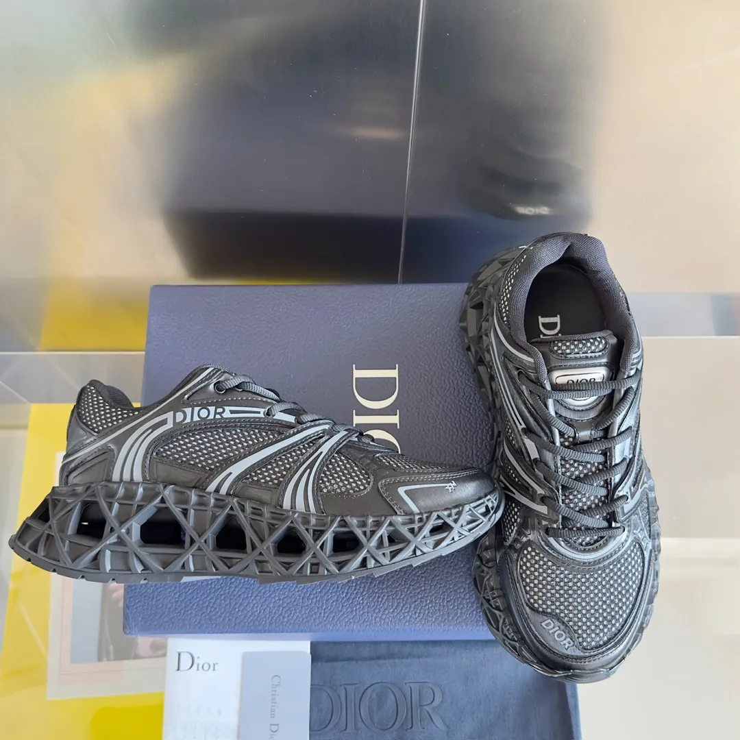 【DIOR】P:800💰 Men's 39-44. (Male 45.46 custom-made) Dior kawa Dior joint 2025ss casual sports shoes‼ ️ Reinterpret running shoes with dior’s haute couture style. b35 is made of fine-textured leather and mesh fabric materials. It can be worn in all seasons, is comfortable and breathable, and has many lines on the shoe body to outline details. It has a full retro three-dimensional feel and can create a casual look all year round!